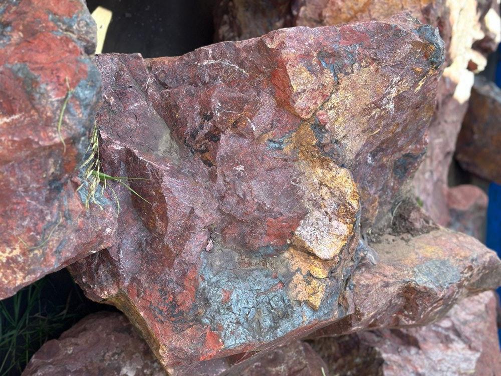 Камни для ландшафтного дизайна красно-фиолетовые 10-60 килограмм купить в Мегионе