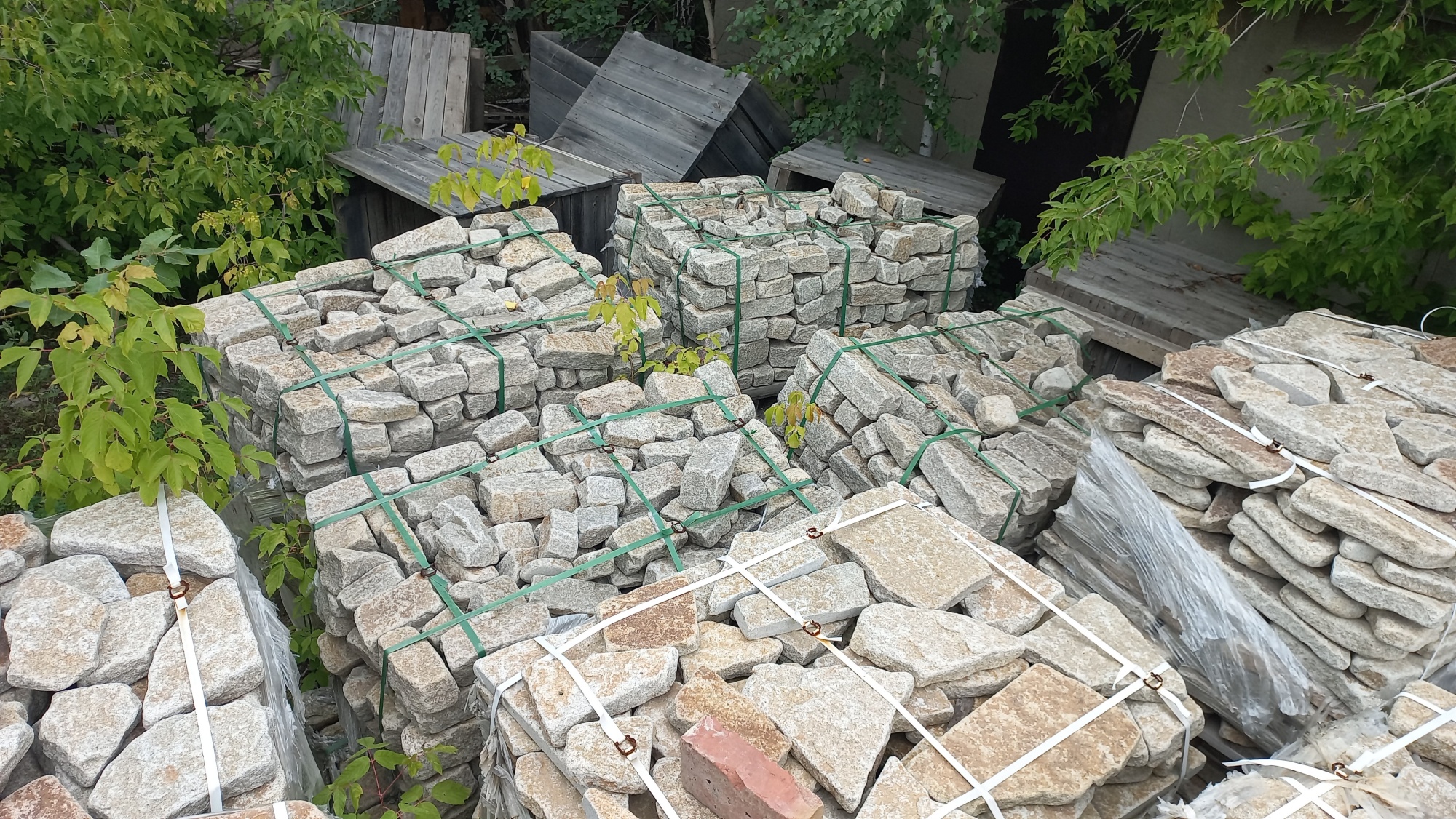 Плитняк галтованный гранитный для ландшафтного дизайна купить в Мегионе