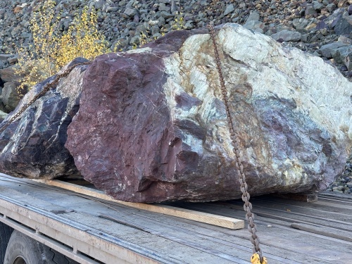 Огромные красно-фиолетовые валуны для ландшафтного дизайна весом более 5 тонн купить в Мегионе
