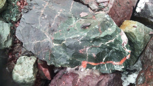 Гигантские зелёные валуны для ландшафтного дизайна весом более 5 тонн купить в Мегионе