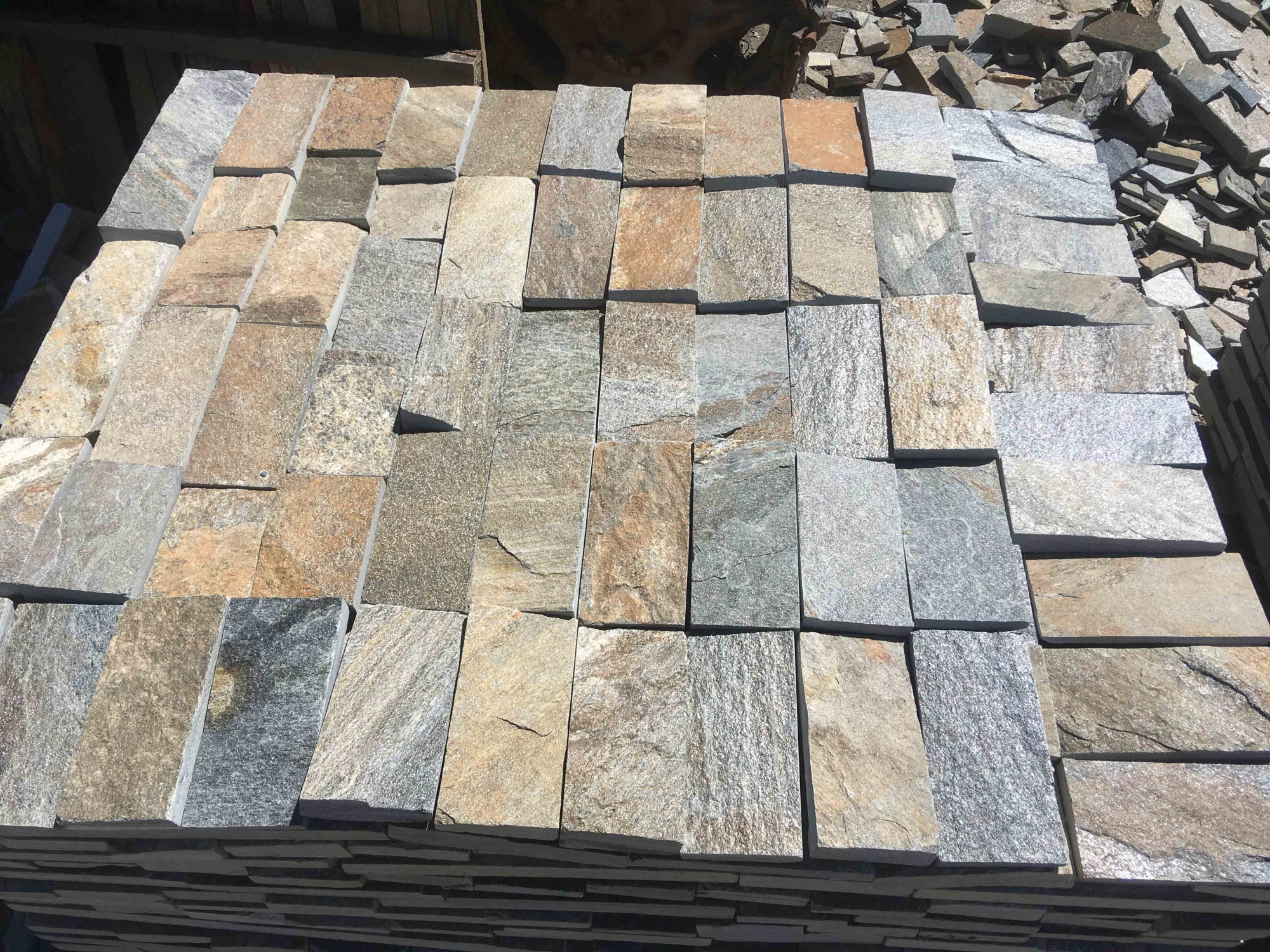 Плитка пилёная златолит Уральский для цоколя, отмостки купить в Мегионе