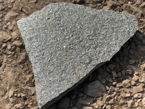 Плитняк златолит Уральский для цоколя, отмостки купить в Мегионе