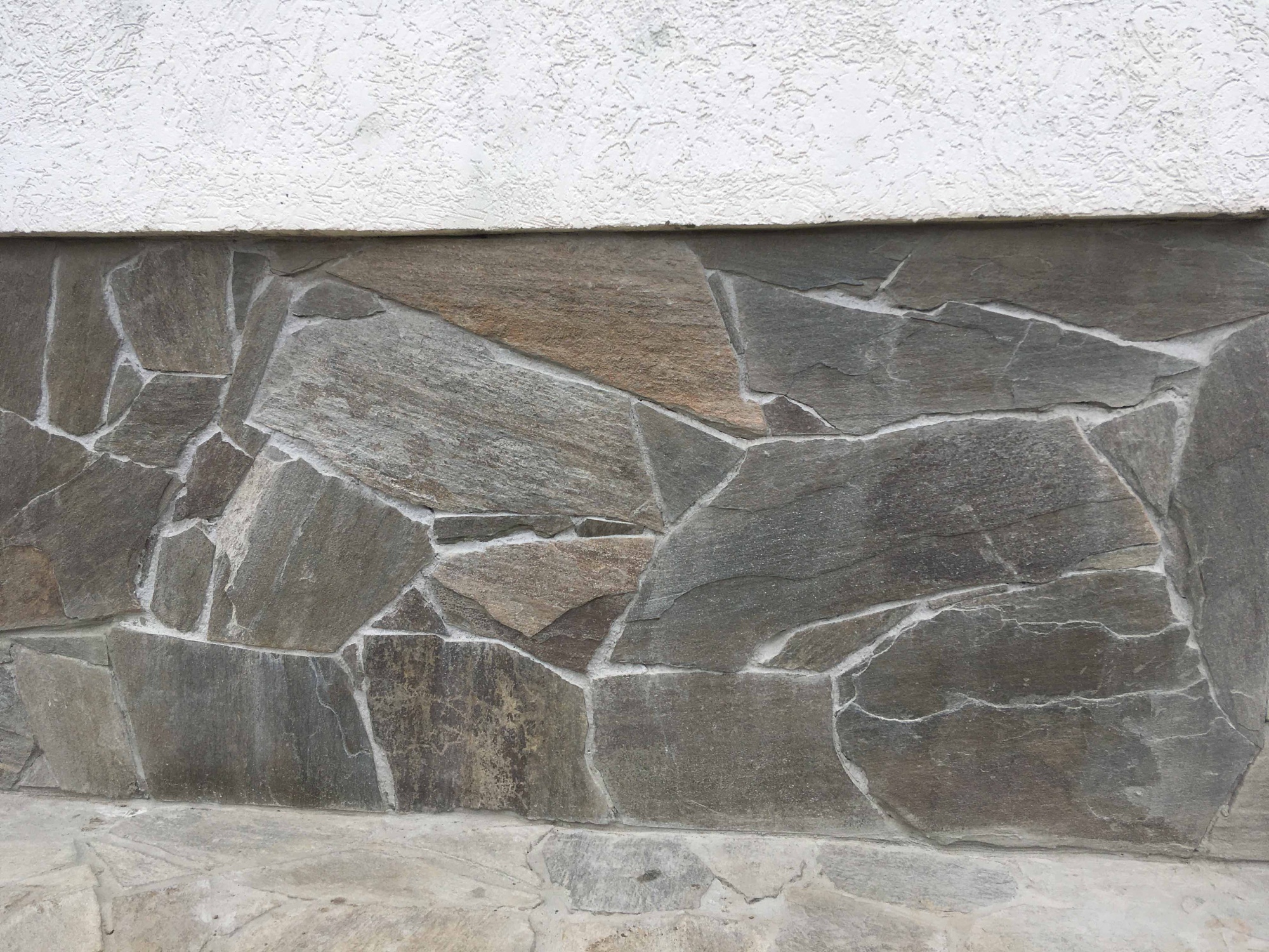 Плитняк златолит Уральский для цоколя, отмостки купить в Мегионе