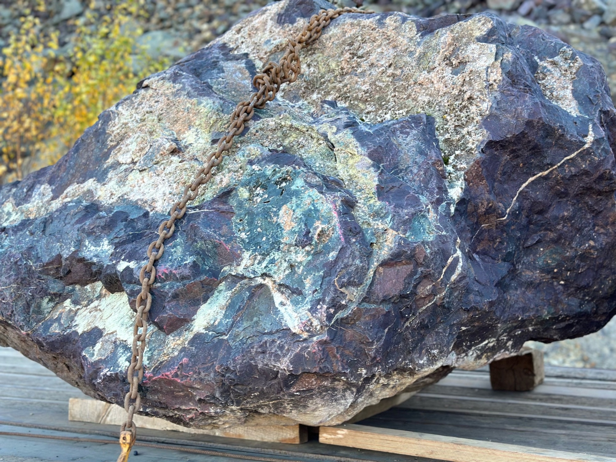 Огромные красно-фиолетовые валуны для ландшафтного дизайна весом более 5 тонн купить в Мегионе