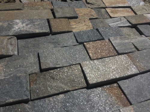 Плитка пилёная златолит Уральский для цоколя, отмостки купить в Мегионе