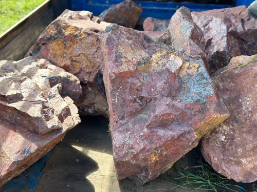 Ландшафтные глыбы красно-фиолетовые 200-1000 килограмм купить в Мегионе
