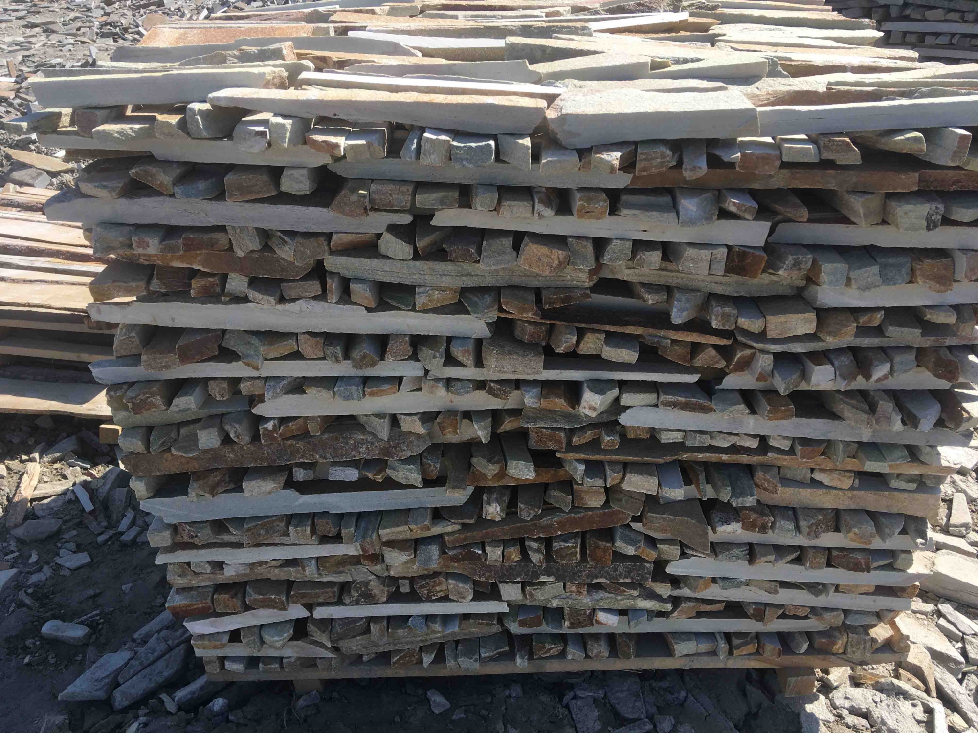 Горбушка златолит золотистый для облицовки купить в Мегионе