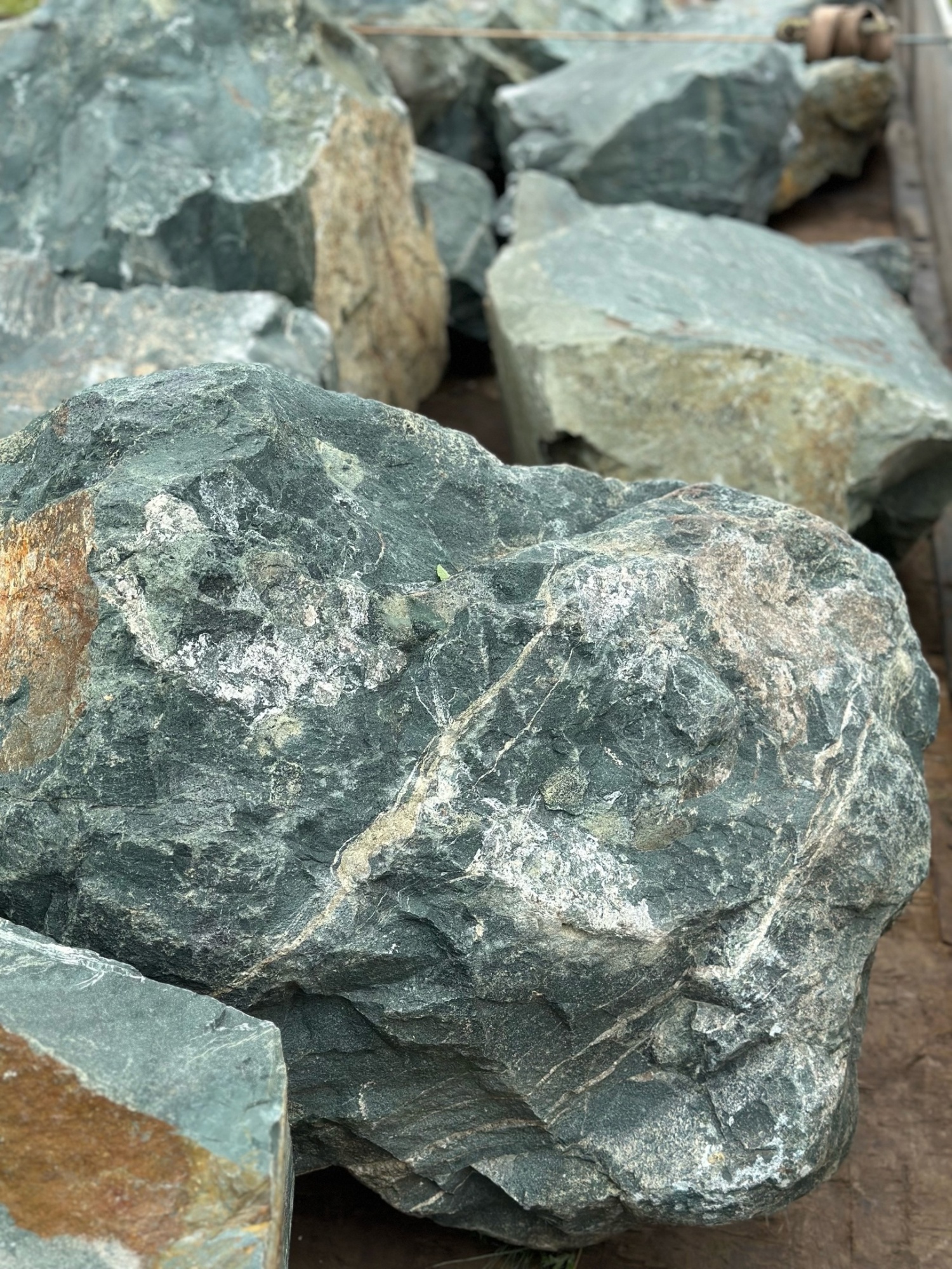 Камни для ландшафтного дизайна зелёные 10-60 килограмм купить в Мегионе