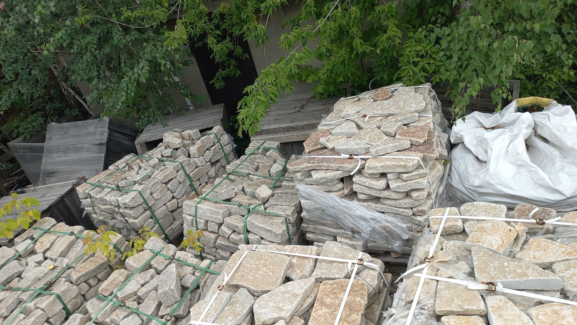 Плитняк гранитный галтованный купить в Мегионе