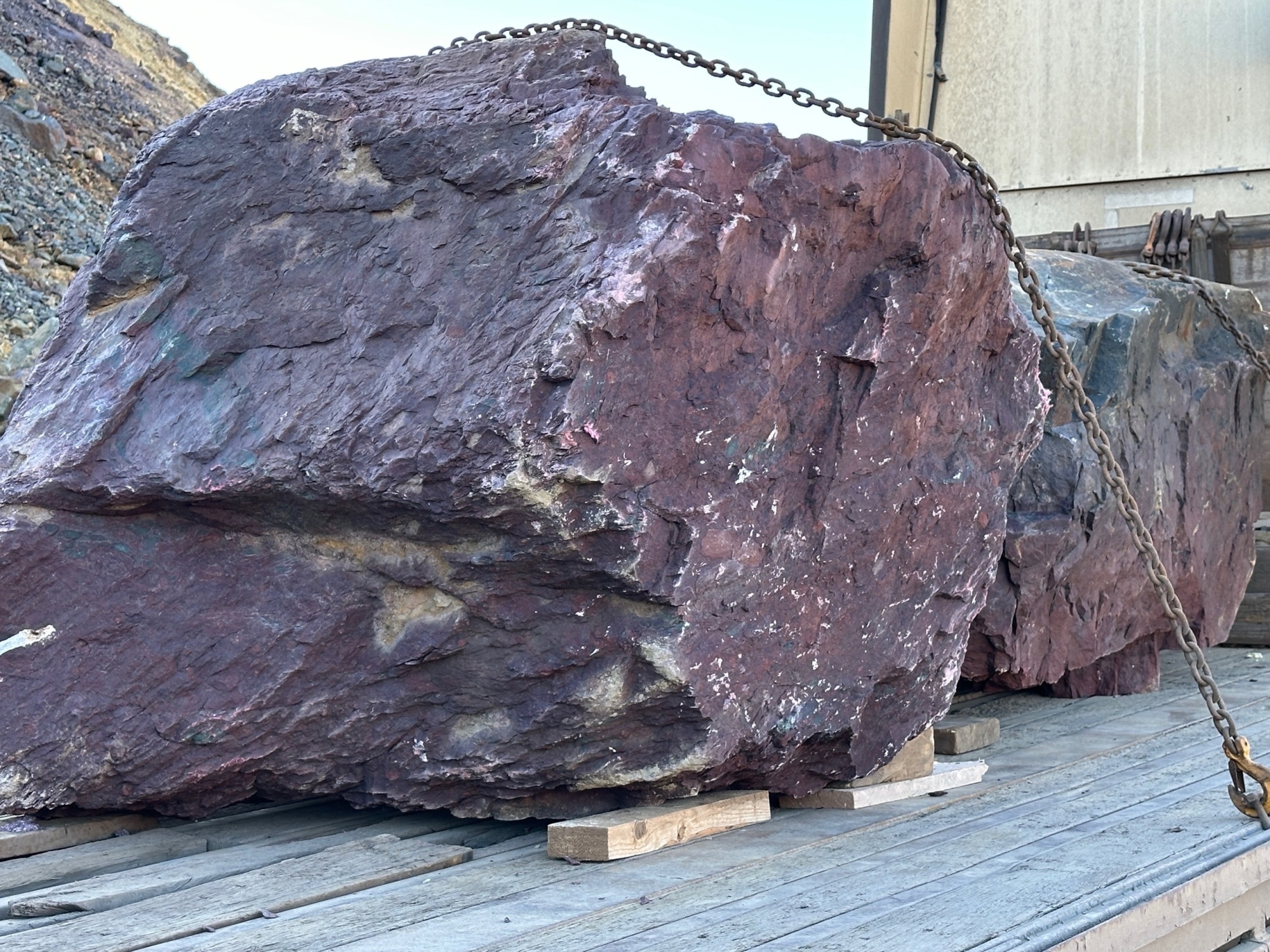 Огромные красно-фиолетовые валуны для ландшафтного дизайна весом более 5 тонн купить в Мегионе