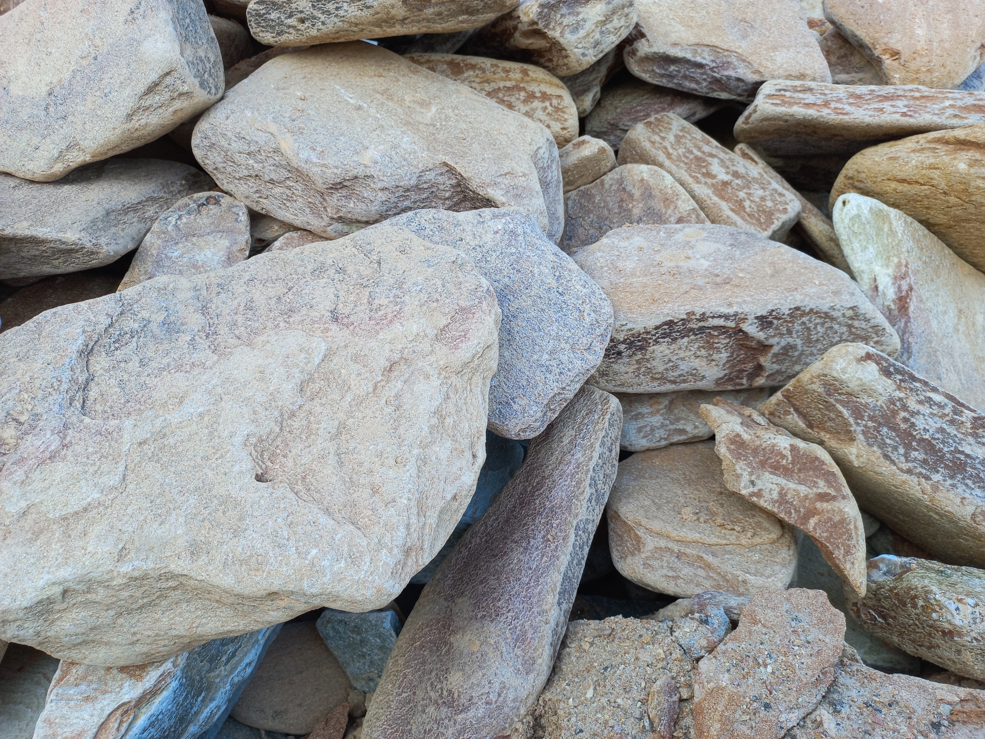 Златолит жёлтый, жёлто-зелёный глыбки и валуны для ланшафтного дизайна купить в Мегионе