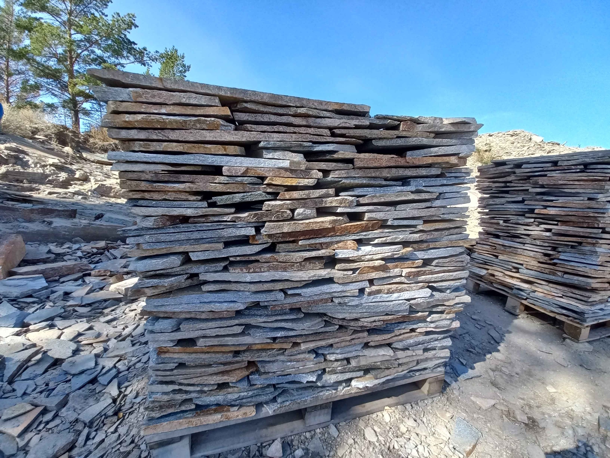 Плитняк златолит серебристый для фасада купить в Мегионе