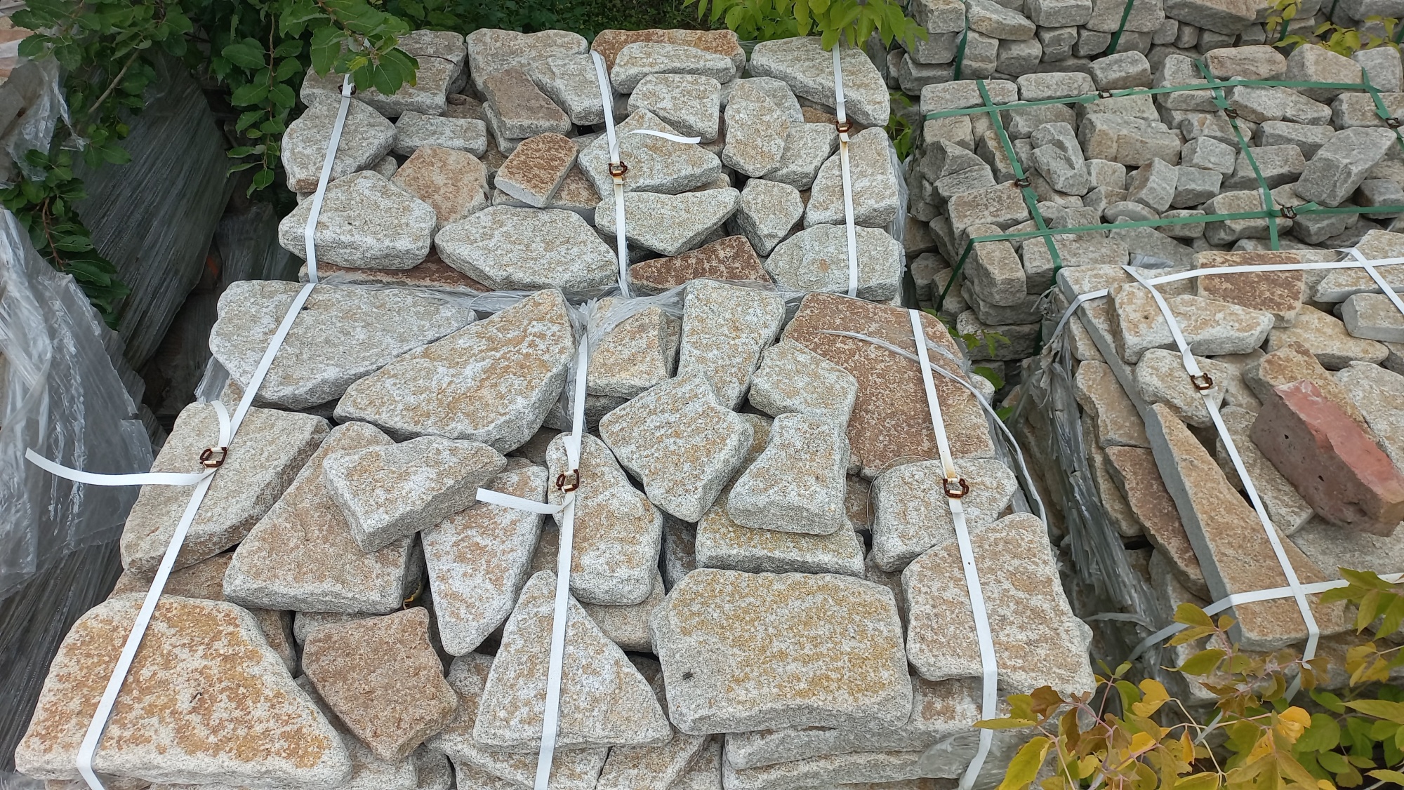 Гранитный плитняк галтованный для мощения купить в Мегионе