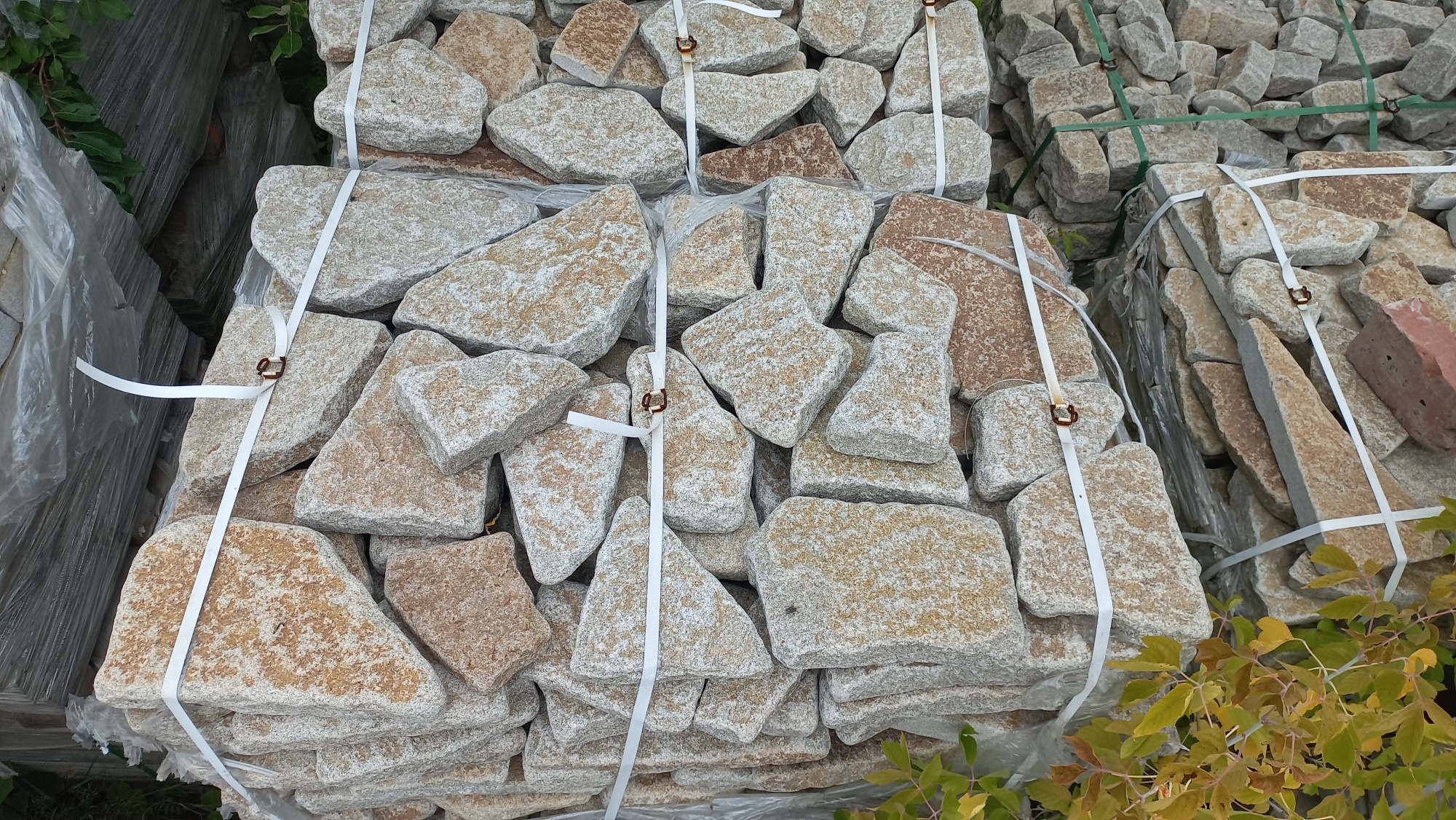 Плитняк галтованный гранитный для ландшафтного дизайна купить в Мегионе