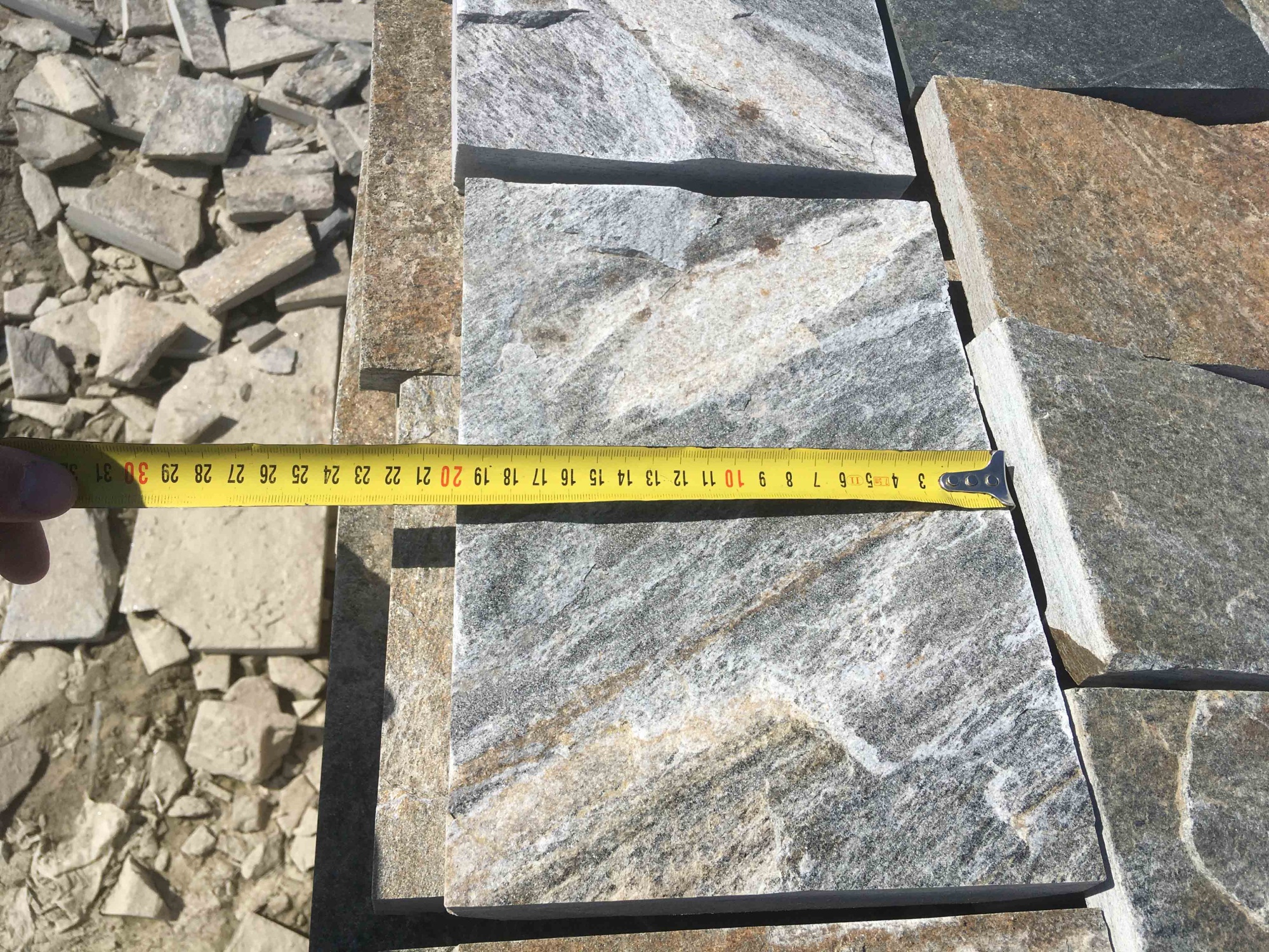 Плитка пилёная златолит Уральский для цоколя, отмостки купить в Мегионе