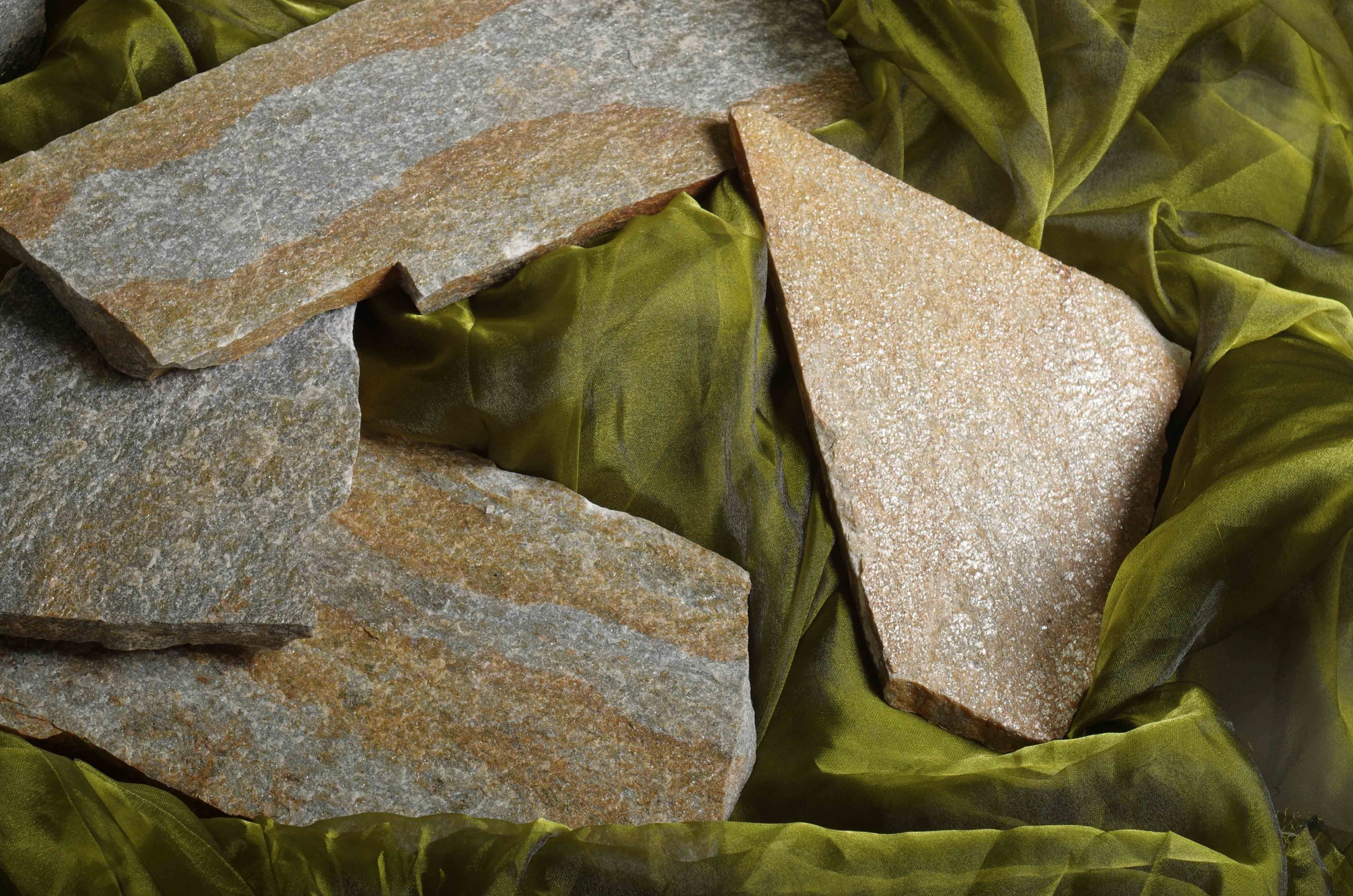 Плитняк златолит Уральский для цоколя, отмостки купить в Мегионе