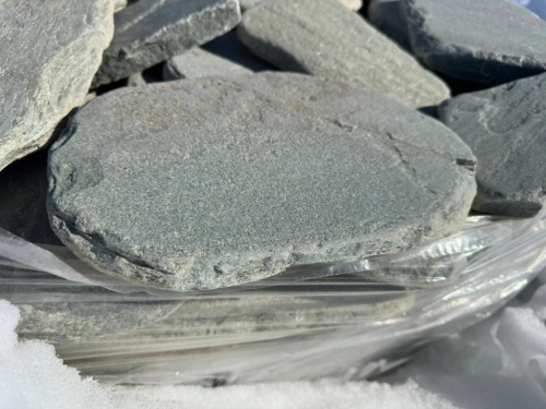 Плитняк златолит зелёный галтованный для мощения на бетон купить в Мегионе