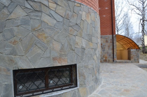 Плитняк златолит Уральский для цоколя, отмостки купить в Мегионе